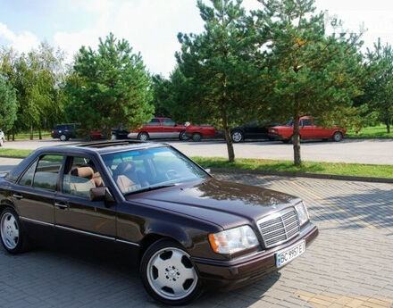 Mercedes-Benz E 220 1992 року