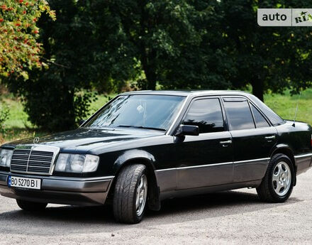 Mercedes-Benz E 220 1993 года