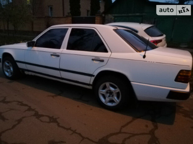 Мерседес Е 230 1985 года Mercedes-Benz E 230 1985 года