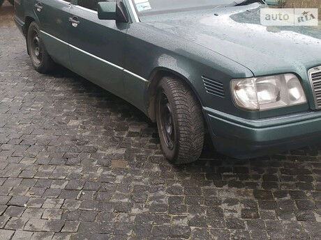 Мерседес E 250 1994 року Mercedes-Benz E 250 1994 року