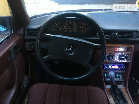 Мерседес E 250 1988 года Mercedes-Benz E 250 1988 года