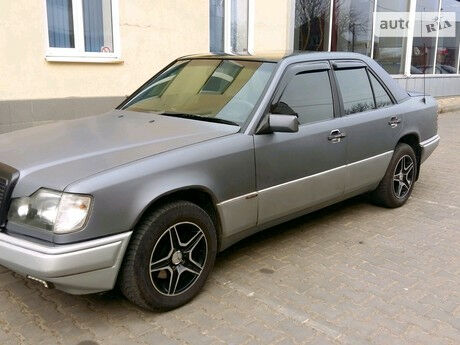 Mercedes-Benz E 250 1993 года