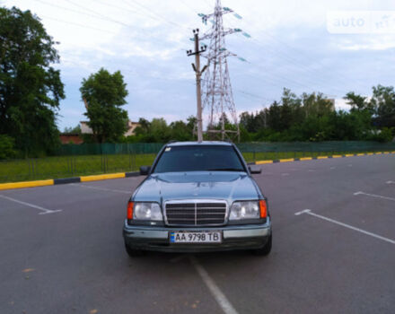 Фото на отзыв с оценкой 4.8 о Mercedes-Benz E 250 1995 году выпуска от автора "Олег" с текстом: Просторный салонЭкономичныйХороший дорожный просветДоступные запчасти НеприхотливХорошая управляе...