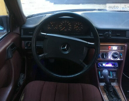 Mercedes-Benz E 250 1988 года