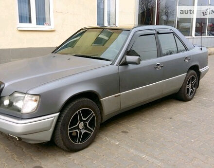 Mercedes-Benz E 250 1993 года