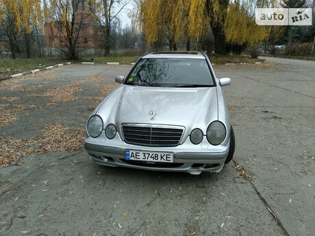 Мерседес Е 270 1999 року Mercedes-Benz E 270 1999 року