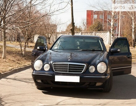 Фото на отзыв с оценкой 5 о Mercedes-Benz E 270 2001 году выпуска от автора "Андрій" с текстом: Автомобиль суперовый! Вальяжный и в то же время подрывной, очень мощный. Касаемо надежности, то т...