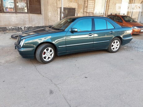 Мерседес Е 280 2000 року Mercedes-Benz E 280 2000 року