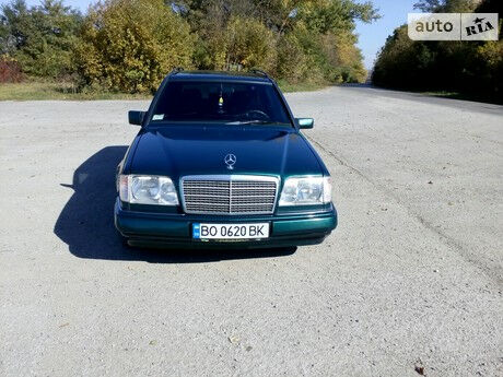 Мерседес Е 300 1995 року Mercedes-Benz E 300 1995 року