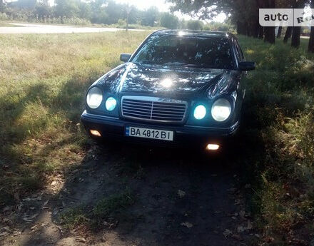 Фото на відгук з оцінкою 5   про авто Mercedes-Benz E 300 1998 року випуску від автора “Александр” з текстом: 20 лет машине, как из стали все на месте очень люблю это авто за надежность, двигатель - ЖЕЛЕЗО