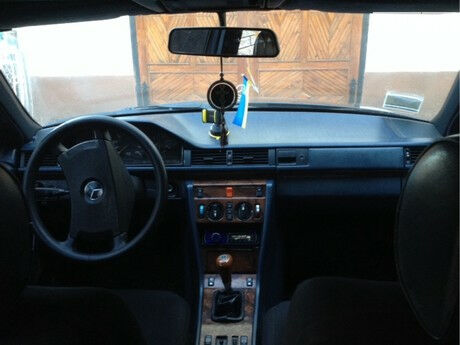 Мерседес Е-Класс 1989 года Mercedes-Benz E-Class 1989 года