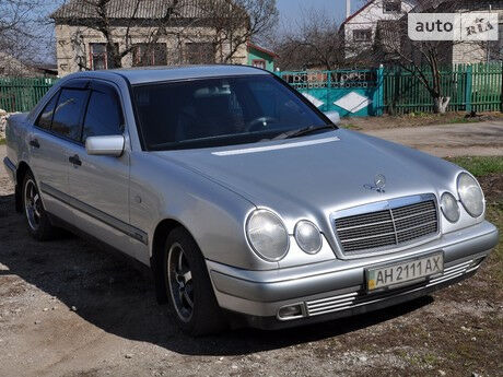 Мерседес Е-Класс 1998 года Mercedes-Benz E-Class 1998 года