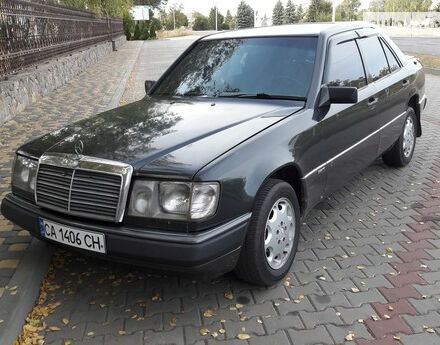 Mercedes-Benz E-Class 1989 року