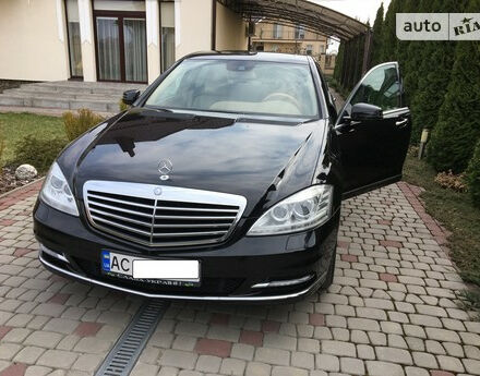 Фото на відгук з оцінкою 5   про авто Mercedes-Benz S 350 2011 року випуску від автора “Николай” з текстом: 4 из 5 второе место после bmw 7 Уачество материалов на высоте. Скрипучий салон. Пневмоподвеска. Д...