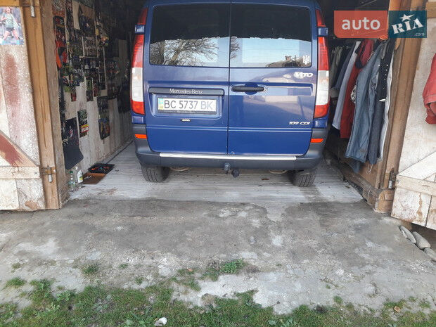 Мерседес Вито пасс. 2006 року Mercedes-Benz Vito пасс. 2006 року