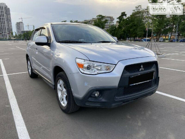 Мицубиси АСХ 2012 года Mitsubishi ASX 2012 года