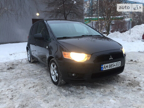 Мицубиси Кольт 2009 року Mitsubishi Colt 2009 року