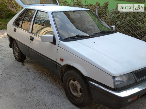 Мицубиси Кольт 1987 року Mitsubishi Colt 1987 року