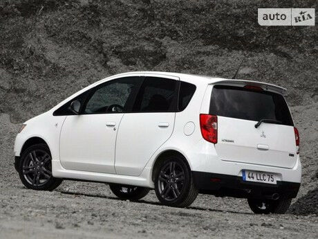 Мицубиси Кольт 2005 року Mitsubishi Colt 2005 року