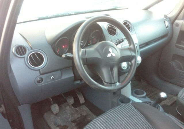 Mitsubishi Colt 2008 года