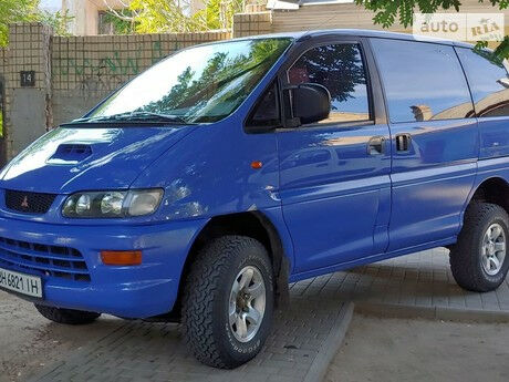 Mitsubishi Delica 2000 року