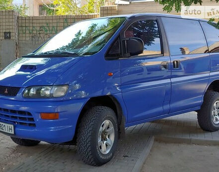 Mitsubishi Delica 2000 року