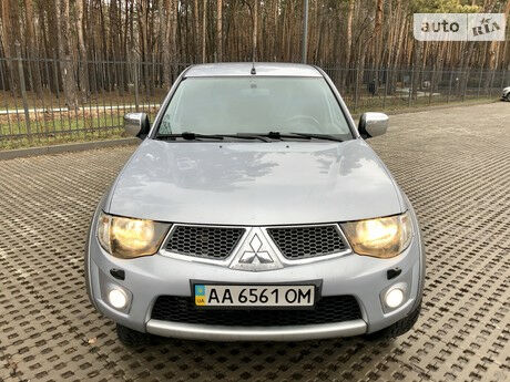 Mitsubishi L 200 2011 года