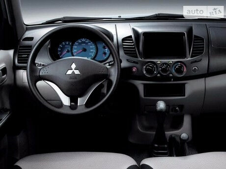 Mitsubishi L 200 2011 года