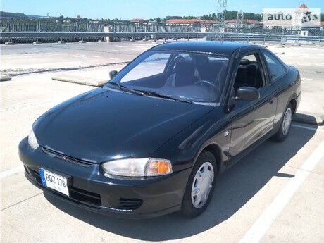 Mitsubishi Mirage 2000 року