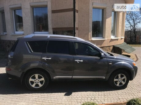 Мицубиси Аутлендер ХЛ 2008 року Mitsubishi Outlander XL 2008 року