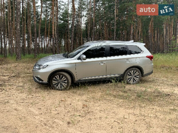 Mitsubishi Outlander 2019 року