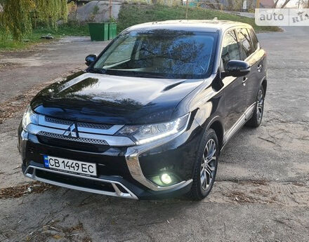 Фото на отзыв с оценкой 4.2 о Mitsubishi Outlander 2018 году выпуска от автора "Максим" с текстом: Чудове економне авто. Велике багажне відділення. Просторий салон. Великий кліренс. Чудове співвід...