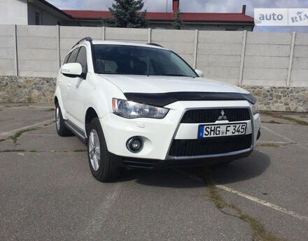 Фото на отзыв с оценкой 4.4 о Mitsubishi Outlander 2011 году выпуска от автора "Сергей" с текстом: Более удобной машины пока не встречал именно по эксплуатации размеров салона и багажника , очень ...