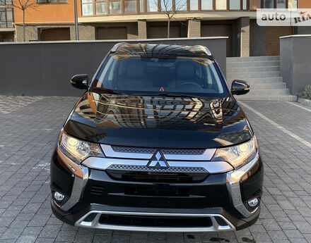 Mitsubishi Outlander 2020 року