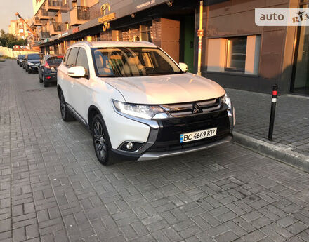 Mitsubishi Outlander 2017 року