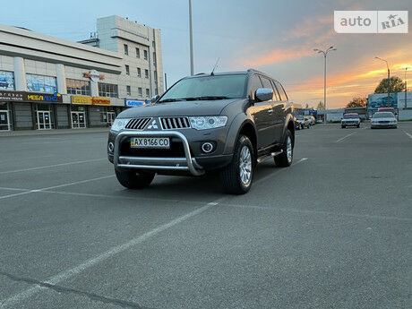 Mitsubishi Pajero Sport 2012 року