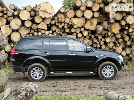 Мицубиси Паджеро Спорт 2003 года Mitsubishi Pajero Sport 2003 года