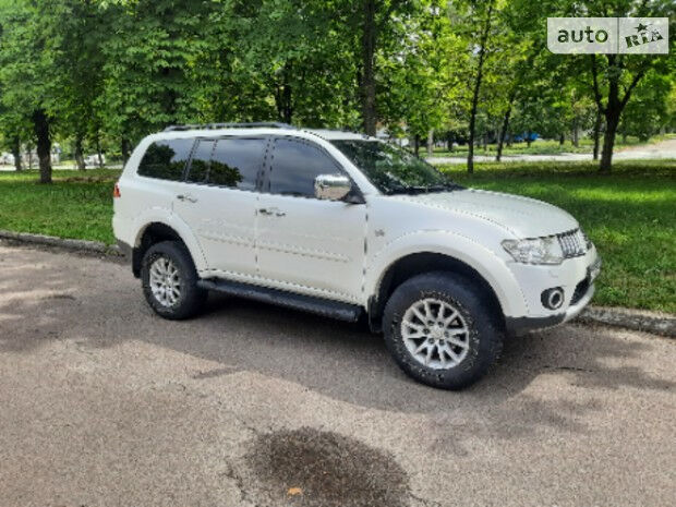 Mitsubishi Pajero Sport 2012 року