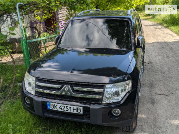 Мицубиси Паджеро 2008 року Mitsubishi Pajero 2008 року