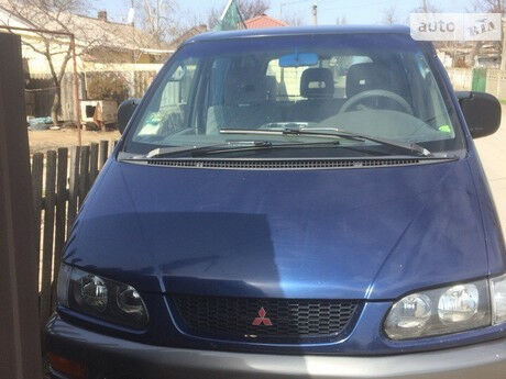 Мицубиси Спейс Гир 1998 року Mitsubishi Space Gear 1998 року