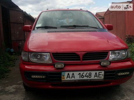 Мицубиси Спейс Раннер 1996 року Mitsubishi Space Runner 1996 року