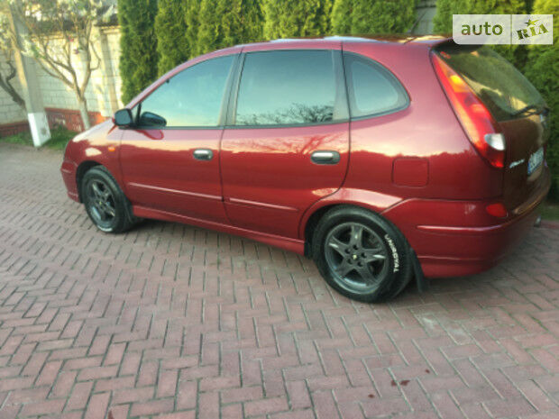 Ниссан Альмера Тино 2000 года Nissan Almera Tino 2000 года