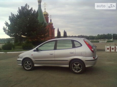 Ниссан Альмера Тино 2001 года Nissan Almera Tino 2001 года