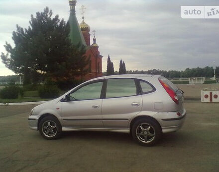 Nissan Almera Tino 2001 года