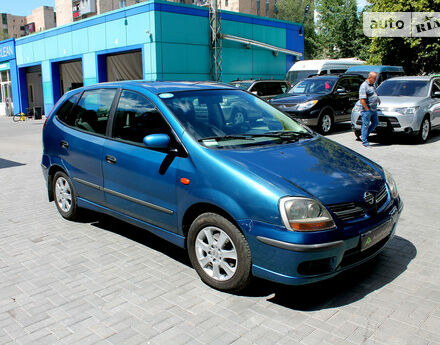 Nissan Almera Tino 2002 року