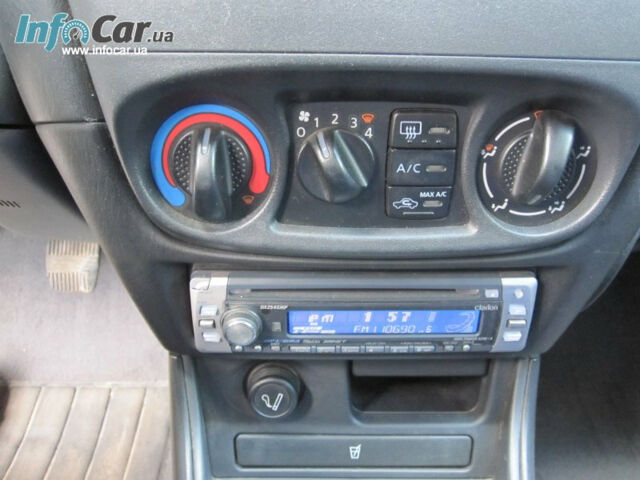 Nissan Almera 2004 року