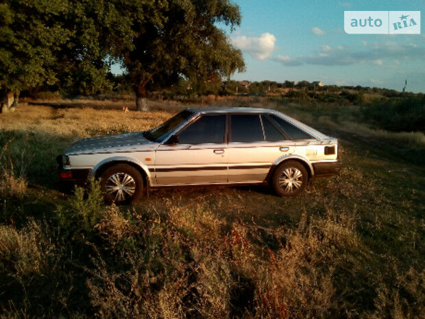 Nissan Bluebird 1987 року