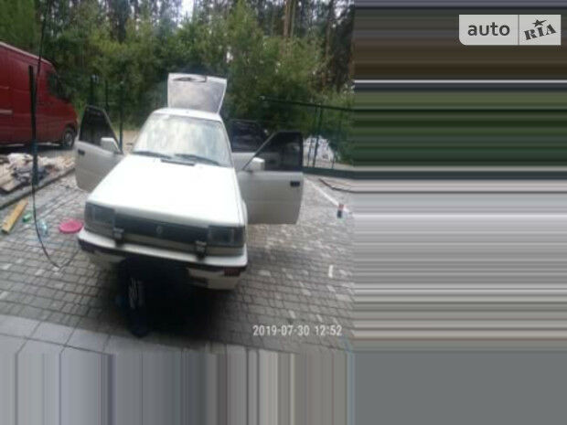 Ниссан Блюберд 1990 року Nissan Bluebird 1990 року