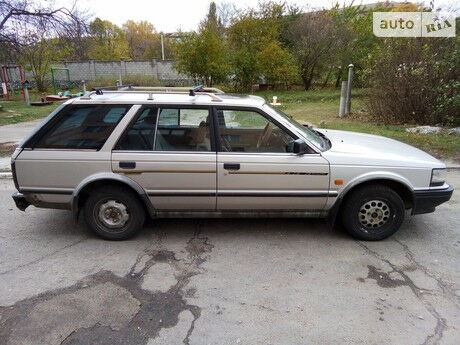 Nissan Bluebird 1990 року