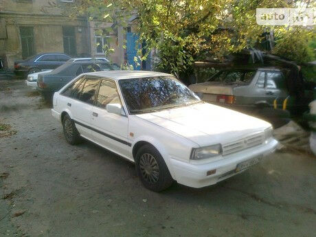 Nissan Bluebird 1989 року